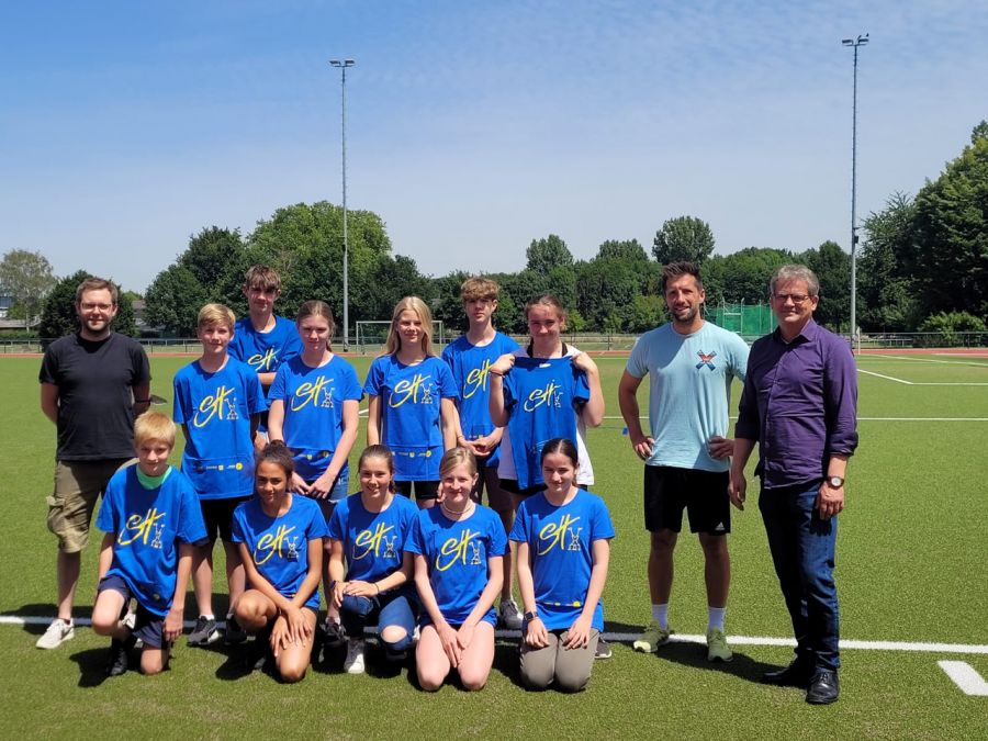 1. Reihe von links: Tom van Edig, Dominique Effkemann, Mia F., Luisa Meyke und Selin Aksel/ 2. Reihe: Herr Biskamp (stellv. Geschäftsführer vom Sportbund Neuss), Lasse Pürling, Greta Wolff, Amelie Hoesen, Lotta Bunzler, Luitger von der Stein (Leiter der Sporthelfer-AG) und Herr Müller/ 3. Reihe: Julian Brüggen und Lasse Nickel. Auf dem Foto fehlen: Johanna Lütkehes, Nisha Lortz, Magdalena Acht, Lana Schäffler