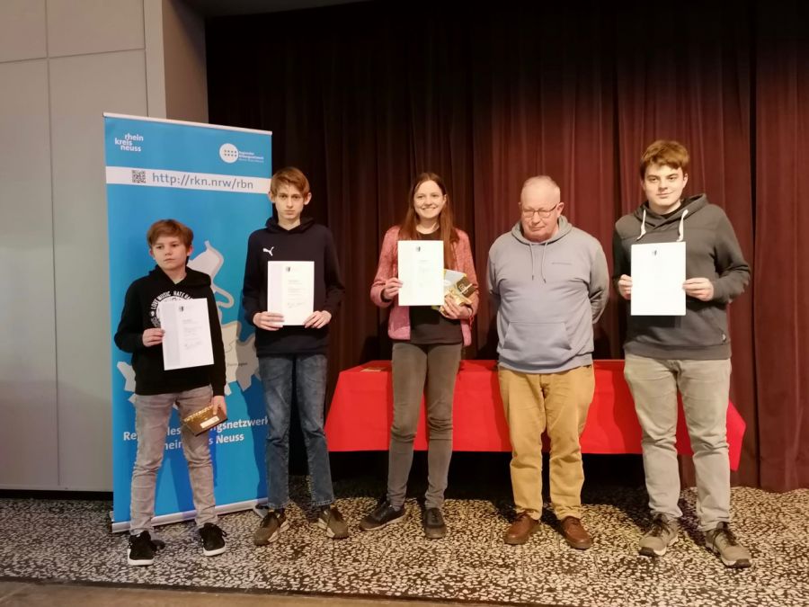 v.l.n.r.: Anton Wiesen, Julian Bittermann, Jule Andretzky, Herr Platzbecker, Kurt Berweiler