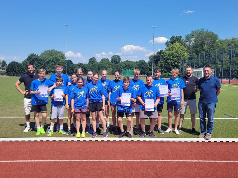 v.l.n.r. Frau Cremer (Leiterin der Sporthelfer- AG), David Siegers, Christopher Küsters, Lisa Lohrberg, Jule Beuser, Nele Behrens, Erik Kersten, Leonard Gans, Herr Hübner (stellv. Schulleiter des Gymnasiums Korschenbroich)