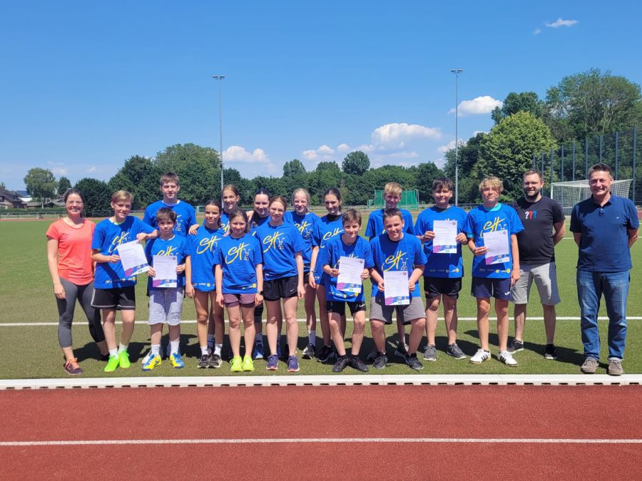 v.l.n.r. Paul Bolek, Victoria Siegers, Johanna Horster, Clara Groneuer, Maja Steinbrink, Linus Meckelnborg, Henry Hanna, Hannes Kluth, Herr Biskamp (stellv. Geschäftsführer des Sportbundes Neuss)  Auf dem Foto fehlen: Jannis Nolden, Erik Musshoff