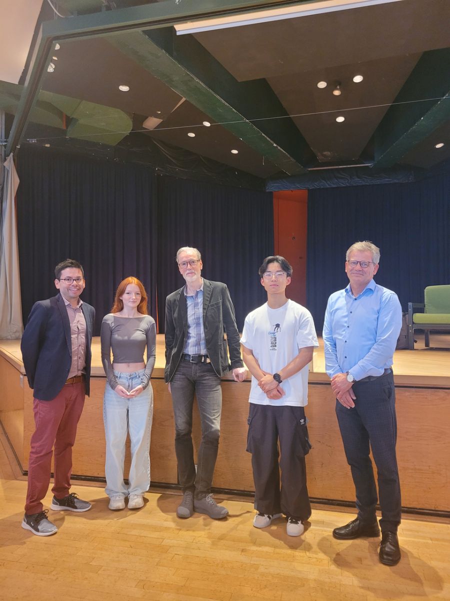v.l.n.r.: Organisator Christoph Schaberger, Mia Pulver, Zeitzeuge Peter Keup, Eric Zhang, Schulleiter Andreas Müller