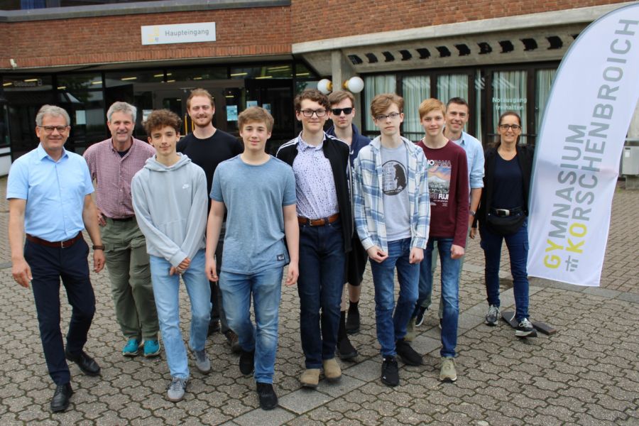 v.l.n.r.: Schulleiter Andreas Müller, Will Kimball und William Hughes (2. Reihe) von der East High, deutsche und alaskanische Schüler sowie Fabian Schur und Sandra Heller-Kremer vom GyKo (Bild: B. Wilms)