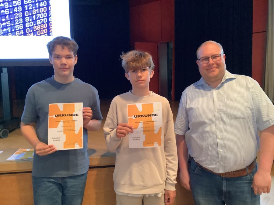 Ehrung für den 2. Platz beim Känguruwettbewerb (links) und den Sieg bei der Matheolympiade (rechts)