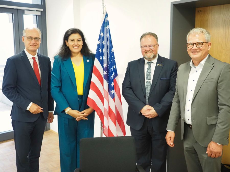 v.l.n.r.: Staatssekretär Dr. Urban Mauer, US-Generalkonsulin Preeti V. Shah, Bürgermeister Marc Venten und Schulleiter Andreas Müller